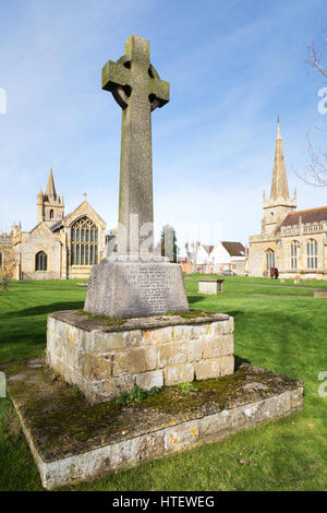 La tomba di Simon de Montfort, 6° Conte di Leicester; St Lawrences chiostro e chiesa di San Lorenzo, Evesham, Worcestershire Inghilterra REGNO UNITO Foto Stock