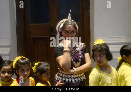 Kolkata, India. Decimo Mar, 2017. Diksha Manjari ballare durante le prestazioni. Dona Ganguly balli di gruppo Diksha Manjari esegue a ?Vasant Utsav ?organizzato dal Museo Indiano e Associazione del Turismo avanti di Holi festival in Kolkata. Credito: Saikat Paolo/Pacific Press/Alamy Live News Foto Stock