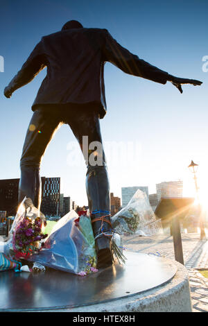 Statua di bronzo di billy fury un cantante pop dagli anni sessanta pier head passeggiata lungomare di Liverpool Foto Stock