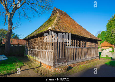 East Bergholt Suffolk, l unico di legno a campana esterna gabbia presso la chiesa di Santa Maria in Suffolk villaggio di East Bergholt, England, Regno Unito Foto Stock