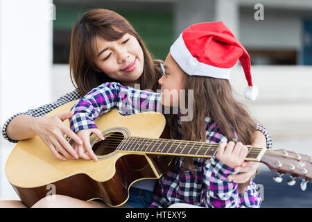 La famiglia felice chitarre sorella suor insegnato chitarrista, Merry Christmas Song Foto Stock