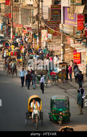 Dacca in Bangladesh - Febbraio 2017: strada con molti veicoli nel centro di Dacca in Bangladesh Foto Stock