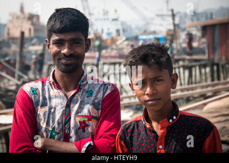 CHITTAGONG, BANGLADESH - Febbraio 2017: la gente nelle strade di Chittagong, il principale porto della città del Bangladesh Foto Stock