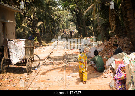 CHITTAGONG, BANGLADESH - Febbraio 2017: i binari della ferrovia con persone e risciò a Chittagong, il principale porto della città del Bangladesh Foto Stock