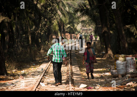 CHITTAGONG, BANGLADESH - Febbraio 2017: i binari della ferrovia con persone e risciò a Chittagong, il principale porto della città del Bangladesh Foto Stock