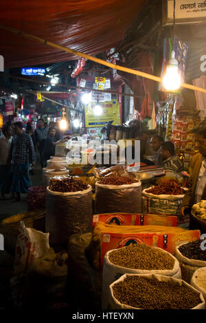 CHITTAGONG, BANGLADESH - Febbraio 2017: Persone con un piccolo negozio che vende spezie nel bazar centrale mercato di Chittagong, Bangladesh Foto Stock