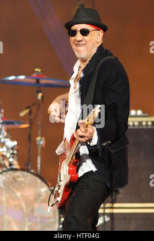 Pete Townsend di chi compie durante il Halftime spettacolo al Sunlife stadium per il Super Bowl XLIV il 7 febbraio 2010 a Miami in Florida Foto Stock