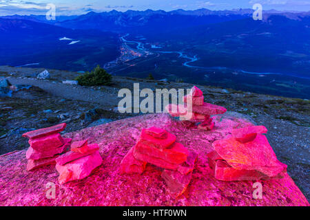 Inukshuk su Whistlers Mountain, il Parco Nazionale di Jasper Foto Stock