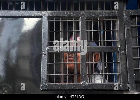 Kolkata, India. Decimo Mar, 2017. Detenuti SFI e DYFI attivista leader gridare slogan contro lo stato Goverbment in prigione Van. La polizia di produrre Student Federation of India democratica e Federazione Giovanile di India leader e militante in una corte dopo che essi sono stati arrestati durante la loro marcia di Raj Bhavan o casa del governatore in Kolkata. Credito: Saikat Paolo/Pacific Press/Alamy Live News Foto Stock