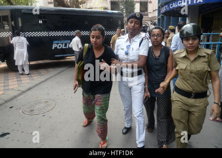 Kolkata, India. Decimo Mar, 2017. La polizia di Kolkata produrre arrestato SFI leader Maduja Sen Roy e altri a corte. La polizia di produrre Student Federation of India democratica e Federazione Giovanile di India leader e militante in una corte dopo che essi sono stati arrestati durante la loro marcia di Raj Bhavan o casa del governatore in Kolkata. Credito: Saikat Paolo/Pacific Press/Alamy Live News Foto Stock