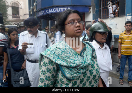 Kolkata, India. Decimo Mar, 2017. La polizia di Kolkata produrre arrestato SFI leader Maduja Sen Roy e altri a corte. La polizia di produrre Student Federation of India democratica e Federazione Giovanile di India leader e militante in una corte dopo che essi sono stati arrestati durante la loro marcia di Raj Bhavan o casa del governatore in Kolkata. Credito: Saikat Paolo/Pacific Press/Alamy Live News Foto Stock