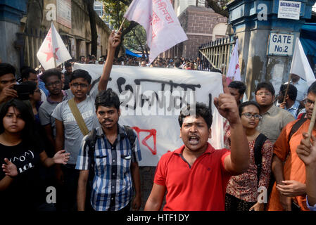 Kolkata, India. Decimo Mar, 2017. La SFI e attivista DYFI gridare slogan contro il governo dello Stato di fronte a un tribunale dove alcuni dei loro capi sono produrre. La polizia di produrre Student Federation of India democratica e Federazione Giovanile di India leader e militante in una corte dopo che essi sono stati arrestati durante la loro marcia di Raj Bhavan o casa del governatore in Kolkata. Credito: Saikat Paolo/Pacific Press/Alamy Live News Foto Stock