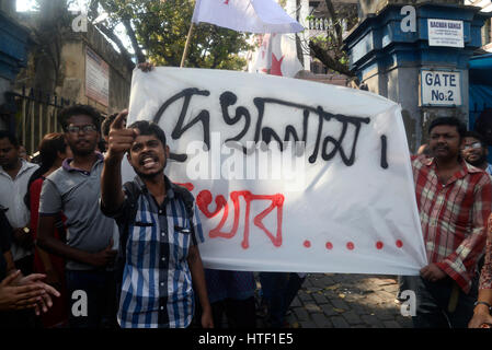 Kolkata, India. Decimo Mar, 2017. La SFI e attivista DYFI gridare slogan contro il governo dello Stato di fronte a un tribunale dove alcuni dei loro capi sono produrre. La polizia di produrre Student Federation of India democratica e Federazione Giovanile di India leader e militante in una corte dopo che essi sono stati arrestati durante la loro marcia di Raj Bhavan o casa del governatore in Kolkata. Credito: Saikat Paolo/Pacific Press/Alamy Live News Foto Stock