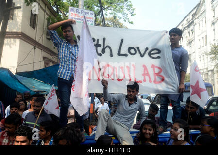 Kolkata, India. Decimo Mar, 2017. La SFI e attivista DYFI gridare slogan contro il governo dello Stato di fronte a un tribunale dove alcuni dei loro capi sono produrre. La polizia di produrre Student Federation of India democratica e Federazione Giovanile di India leader e militante in una corte dopo che essi sono stati arrestati durante la loro marcia di Raj Bhavan o casa del governatore in Kolkata. Credito: Saikat Paolo/Pacific Press/Alamy Live News Foto Stock