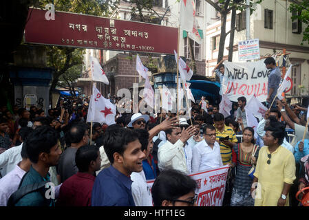 Kolkata, India. Decimo Mar, 2017. La SFI e attivista DYFI gridare slogan contro il governo dello Stato di fronte a un tribunale dove alcuni dei loro capi sono produrre. La polizia di produrre Student Federation of India democratica e Federazione Giovanile di India leader e militante in una corte dopo che essi sono stati arrestati durante la loro marcia di Raj Bhavan o casa del governatore in Kolkata. Credito: Saikat Paolo/Pacific Press/Alamy Live News Foto Stock