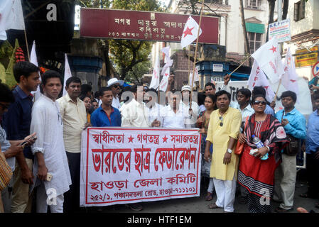 Kolkata, India. Decimo Mar, 2017. La SFI e attivista DYFI gridare slogan contro il governo dello Stato di fronte a un tribunale dove alcuni dei loro capi sono produrre. La polizia di produrre Student Federation of India democratica e Federazione Giovanile di India leader e militante in una corte dopo che essi sono stati arrestati durante la loro marcia di Raj Bhavan o casa del governatore in Kolkata. Credito: Saikat Paolo/Pacific Press/Alamy Live News Foto Stock