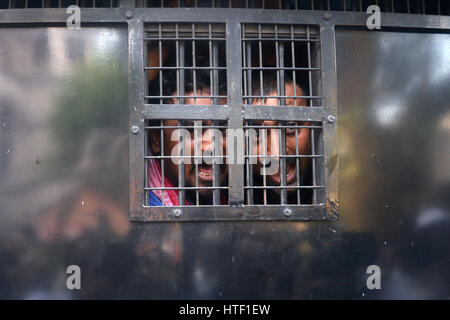 Kolkata, India. Decimo Mar, 2017. Detenuti SFI e DYFI attivista leader gridare slogan contro lo stato Goverbment in prigione Van. La polizia di produrre Student Federation of India democratica e Federazione Giovanile di India leader e militante in una corte dopo che essi sono stati arrestati durante la loro marcia di Raj Bhavan o casa del governatore in Kolkata. Credito: Saikat Paolo/Pacific Press/Alamy Live News Foto Stock