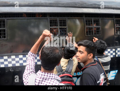 Kolkata, India. Decimo Mar, 2017. Detenuti SFI e DYFI attivista leader gridare slogan contro lo stato Goverbment in prigione Van. La polizia di produrre Student Federation of India democratica e Federazione Giovanile di India leader e militante in una corte dopo che essi sono stati arrestati durante la loro marcia di Raj Bhavan o casa del governatore in Kolkata. Credito: Saikat Paolo/Pacific Press/Alamy Live News Foto Stock