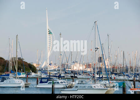 Gosport, Hants UK - 25 dic. 2014: barche ormeggiate in prima della Spinnaker Tower su 25 Dic a Gosport & il porto di Portsmouth, Regno Unito Foto Stock