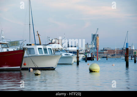 Gosport, Hants UK - 25 dic. 2014: barche ormeggiate a Gosport & Portsmouth Porto il 25 Dic a Gosport, Regno Unito Foto Stock