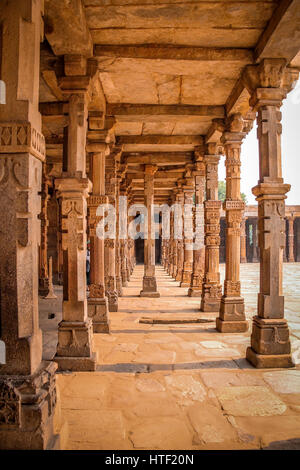 Colonne di Quwwat-Ul-islam moschea, Qutb Minar complesso, New Delhi, India Foto Stock