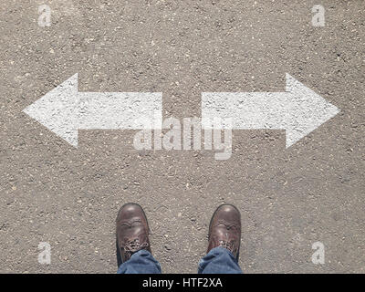 In piedi al bivio prendere decisioni che la strada da percorrere - facile o difficile Foto Stock