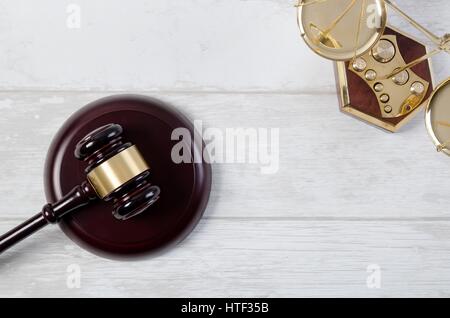 Legge i simboli di giustizia concetto vista dall'alto. legge avvocato avvocato martello prenota giudice scala composizione legale Foto Stock