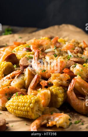 In casa tradizionale Cajun Shrimp bollire con salsiccia di patata e di mais Foto Stock