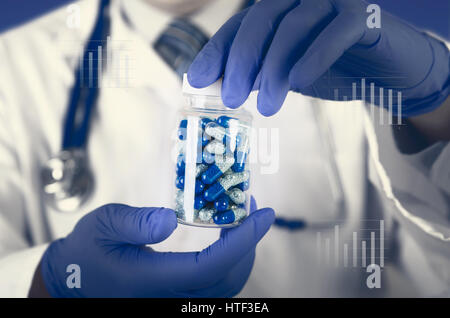 Medico scienziato ha inventato un nuovo farmaco, detiene la capsula in mani. pillola medicina science discovery test formula chimica concetto astratto Foto Stock