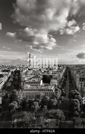 La Torre Eiffel e alberati viali di Parigi con edifici in stile haussmanniano (Avenue d'Iena e avenue Kleber). In bianco e nero. Francia Foto Stock