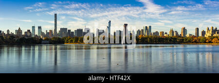 Mattina vista panoramica del Parco Centrale di serbatoio e Midtown Manhattan grattacieli in caduta. La città di New York Foto Stock