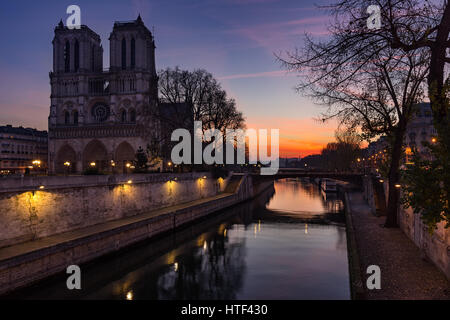 Cattedrale di Notre Dame de Paris a sunrise con il Fiume Senna. Ile de la Cite. 4° Arrondissement, Parigi, Francia Foto Stock
