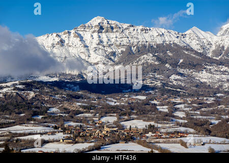 Il villaggio di Saint-Julien-en-Champsaur e il picco Queyrel montagna in inverno. Hautes Alpes, a sud delle Alpi Francesi, alpi Franceeuropean Foto Stock