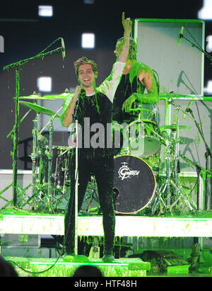 INGLEWOOD, CA - MARZO 28: musicista Luca Hemmings di 5 secondi per estate esegue il ventottesimo annuale di Nickelodeon Kids Choice Awards presso il Forum su Marzo 28, 2015 a Inglewood, California (foto di ) Foto Stock