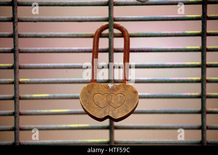 Amore lucchetto cuore doppio ponte recinto di filo Foto Stock