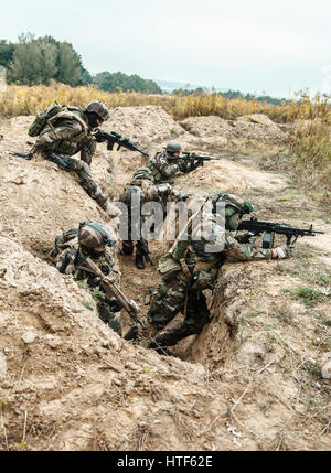 Squadra di élite francese paracadutisti del 1° fanteria di marina Reggimento paracadutisti A RPIMA prendendo il controllo di trincee nemiche, le posizioni di fissaggio Foto Stock