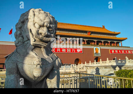 Il leone di pietra statua che si trova nella parte anteriore della torre di Tiananmen Foto Stock