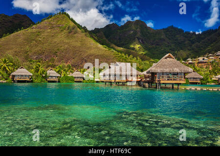 Resort tropicale con over water bungalows sull'Isola di Moorea, Polinesia Francese Foto Stock