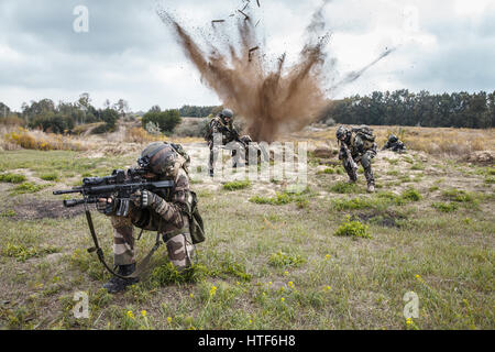 Squadra di élite francese paracadutisti del 1° fanteria di marina Reggimento paracadutisti A RPIMA ambushed in azione, esplodere delle mine terrestri antiuomo Foto Stock