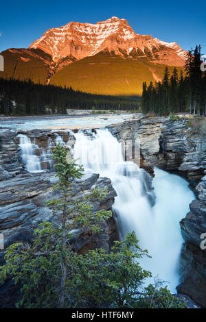 Tramonto alle Cascate Athabasca e Mt. Kerkeslin nelle Montagne Rocciose Canadesi. Parco Nazionale di Jasper, Alberta. Foto Stock