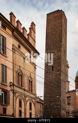 Immagine della Torre Garisenda, una delle torri pendente di Bologna, Italia. Foto Stock