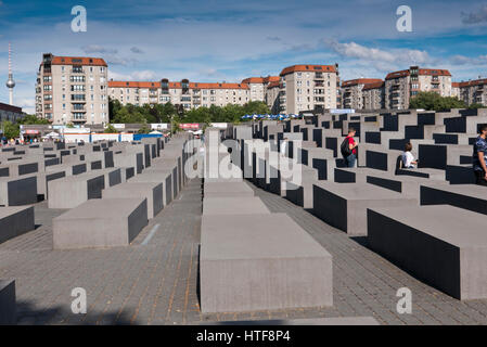 Righe di 2,711 le lastre di cemento di diverse dimensioni presso il Memoriale dell'Olocausto in ricordo di ebrei uccisi, Berlino, Germania Foto Stock