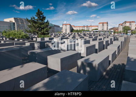 Righe di 2,711 le lastre di cemento di diverse dimensioni presso il Memoriale dell'Olocausto in ricordo di ebrei uccisi, Berlino, Germania Foto Stock