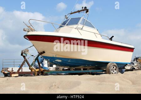 Il motoscafo sul rimorchio a Sandy Beach Foto Stock