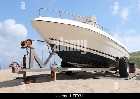 Il motoscafo sul rimorchio a Sandy Beach Foto Stock