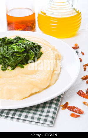 Fava purea di spinaci. Foto Stock