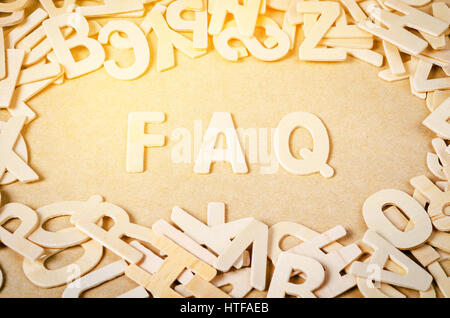 Lettere di legno come abbreviazione di FAQ, domande frequenti su sfondo di legno. Foto Stock