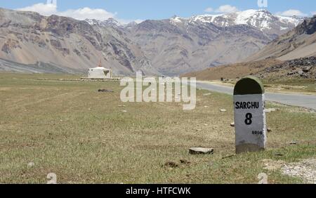 Strada remota nel Kashmir a sud di Sarchu. Foto Stock