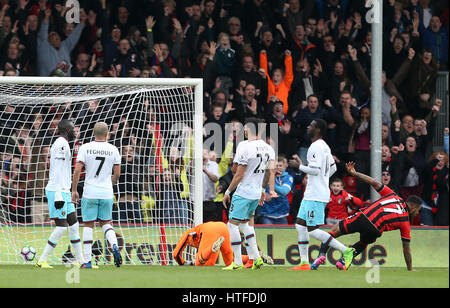 AFC Bournemouth's Joshua Re (destra) punteggi il suo lato del primo obiettivo del gioco durante il match di Premier League alla vitalità Stadium, Bournemouth. Foto Stock