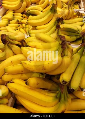 Banane frutta alla rinfusa al supermercato Foto Stock